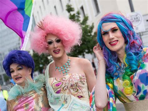 festlichkeiten zum christopher street day in ottawa
